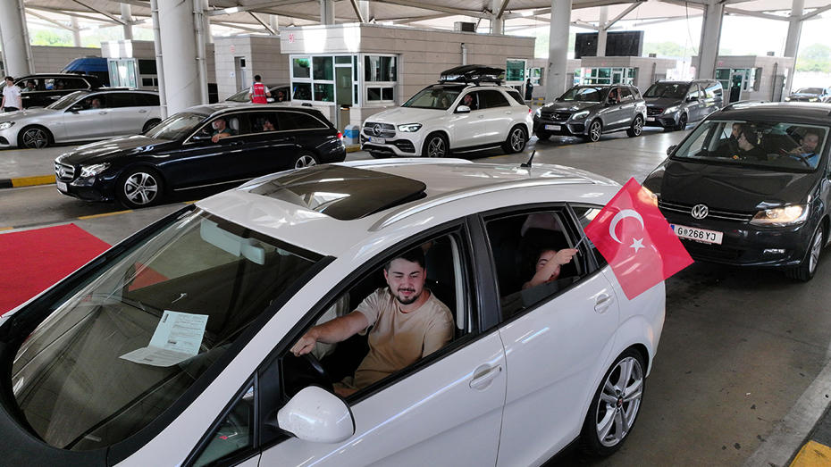 Sınır Kapısında Sevinç Çığlıkları: Gurbetçiler Uzun Bekleyişin Ardından Türkiye’ye Kavuşuyor