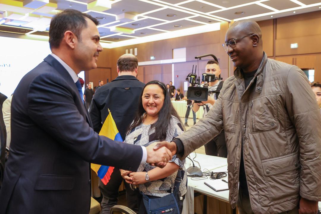 Dünyanın dört bir yanından gazeteciler deprem bölgesini ziyaret etti! Bakan Kurum ile Hatay sokaklarını gezdiler 4